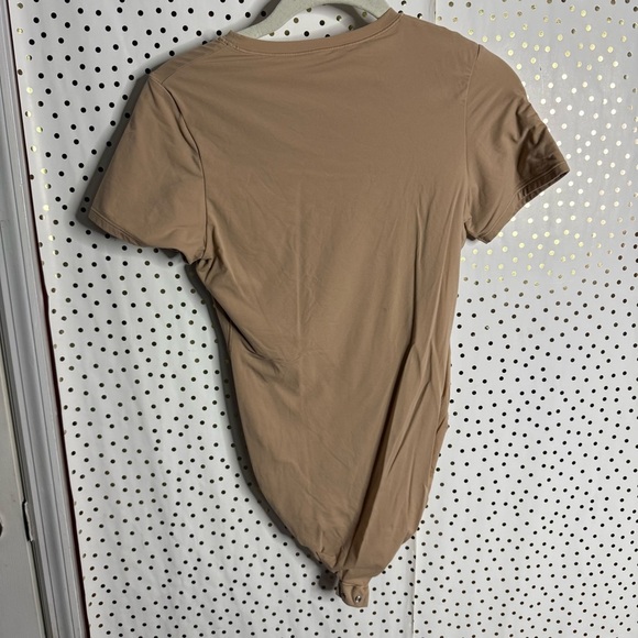 SKIMS Tan Short Sleeve Fitted Bodysuit - Picture 4 of 5